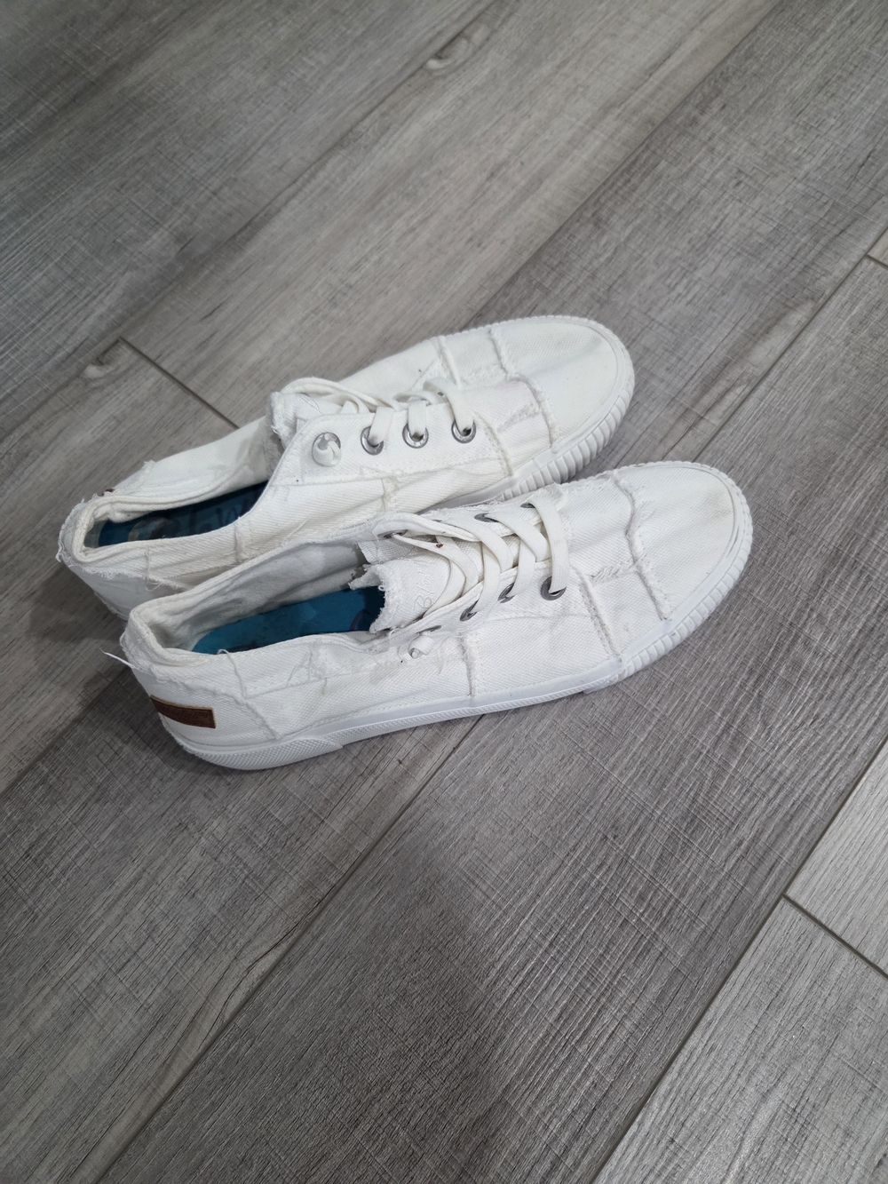 Blowfish Women's Malibu Low-Top White Sneakers Size 9 - Picture 2 of 9